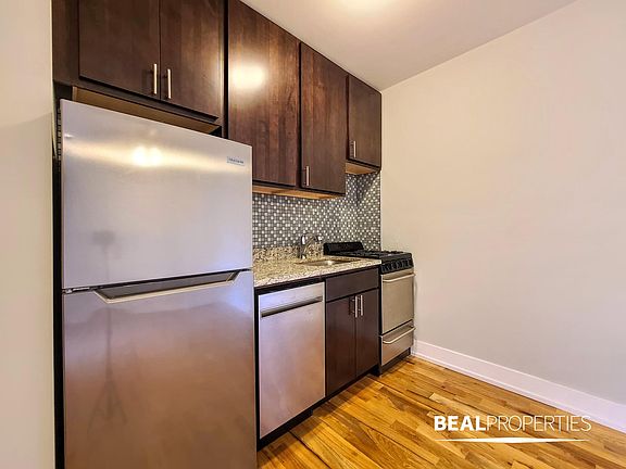 5th image of 819 W Cornelia Ave APT 209