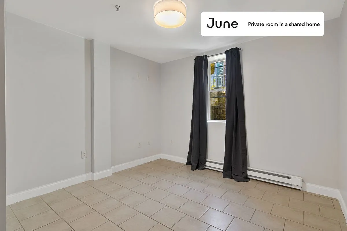 Queen bedroom in 5 bed/2.5 bath home in Roxbury #773 E — Photo 2