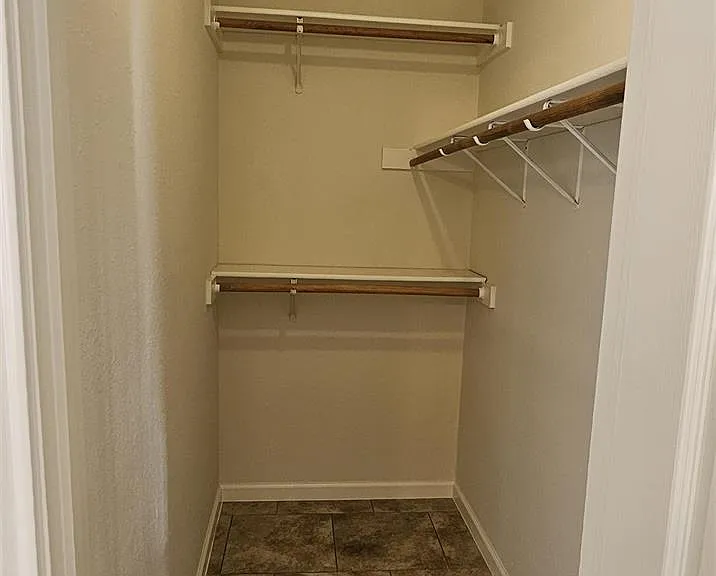 1731 Greenwood Ln — Photo 9