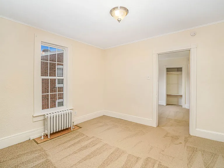 136 N Potomac St — Photo 11