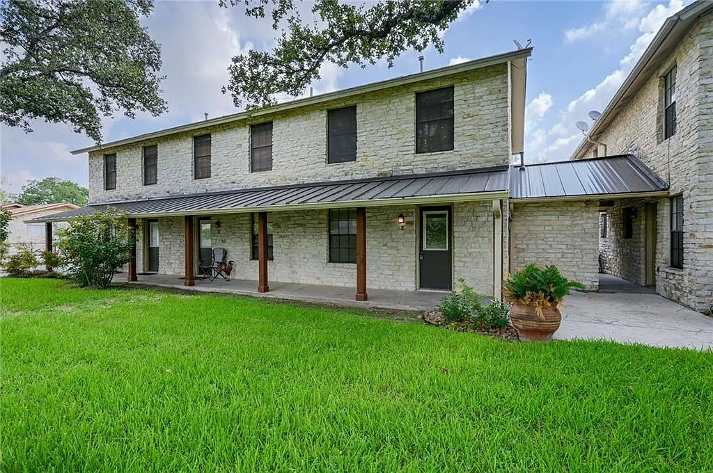 2 bed, 1.5 bath, 900 sqft, $1,300 — Photo 2
