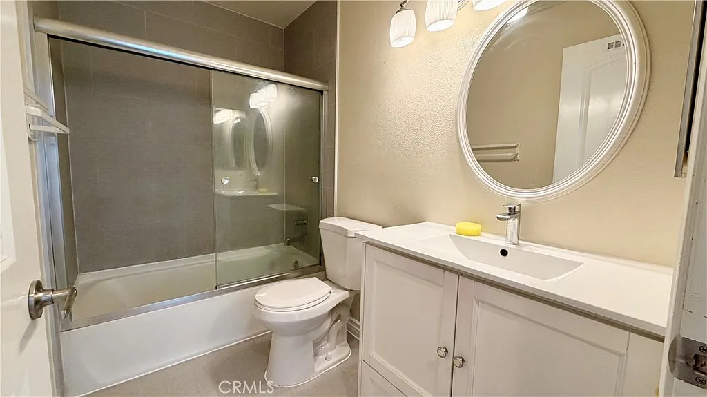 3 bed, 1026 sqft, $3,150 — Photo 3