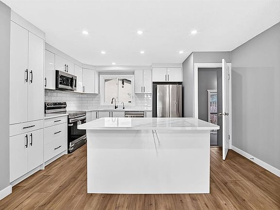 3rd image of 208 W Penbrooke Way SE