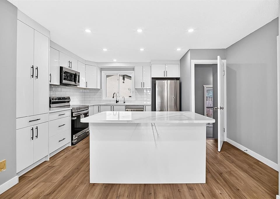 1st image of 208 W Penbrooke Way SE