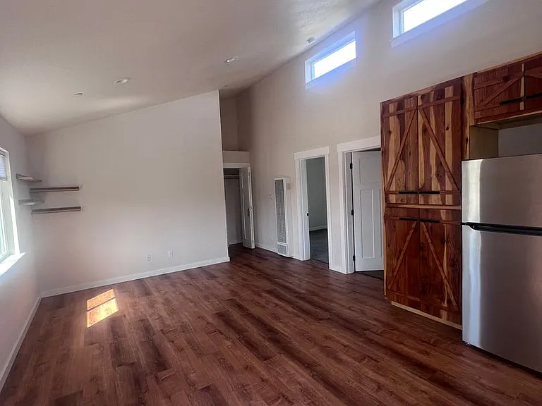 1809 Caroline Ave — Photo 5