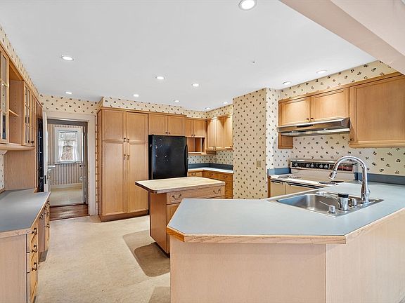 5th image of 70 Lexington Rd