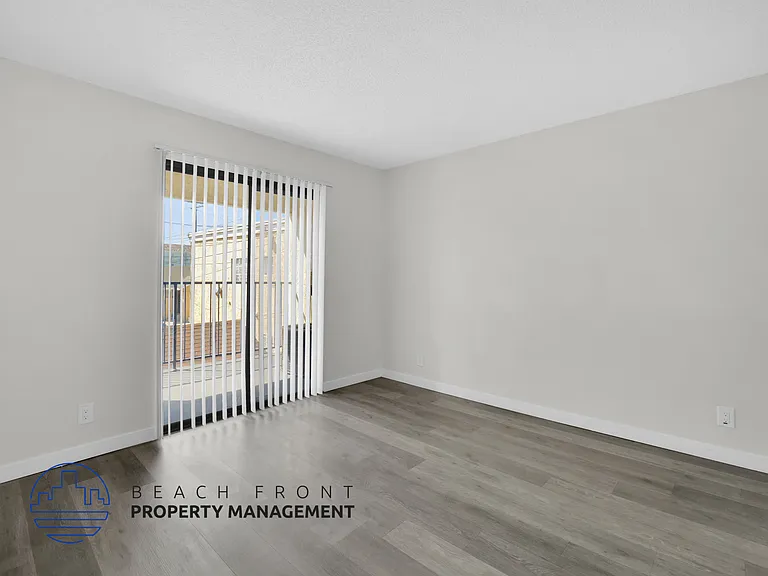 1635 Locust Ave — Photo 8