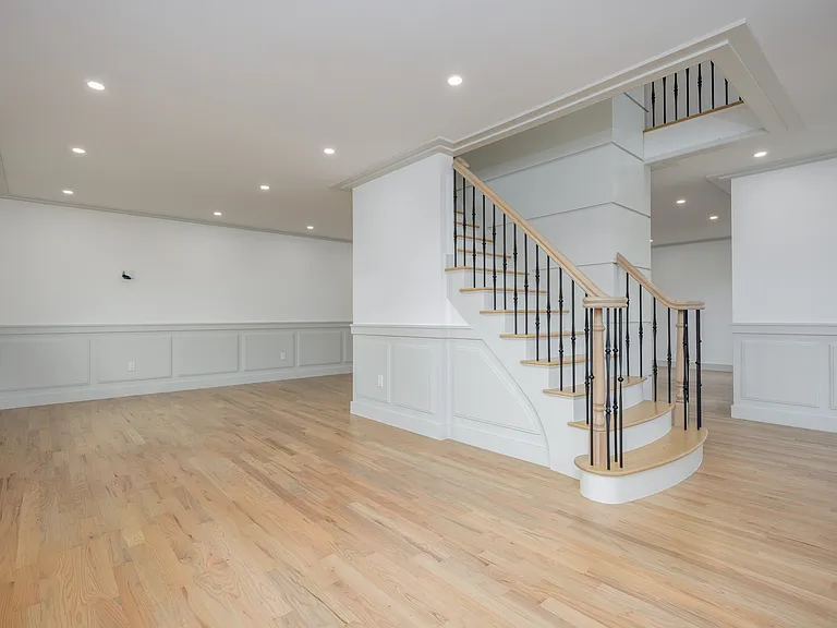 1 Victoria Ln — Photo 2