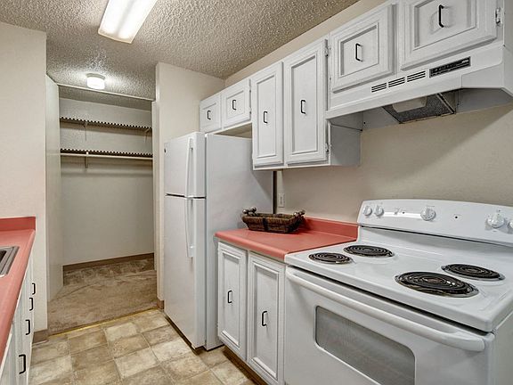 Quiet Creek Apartments - Kitchen