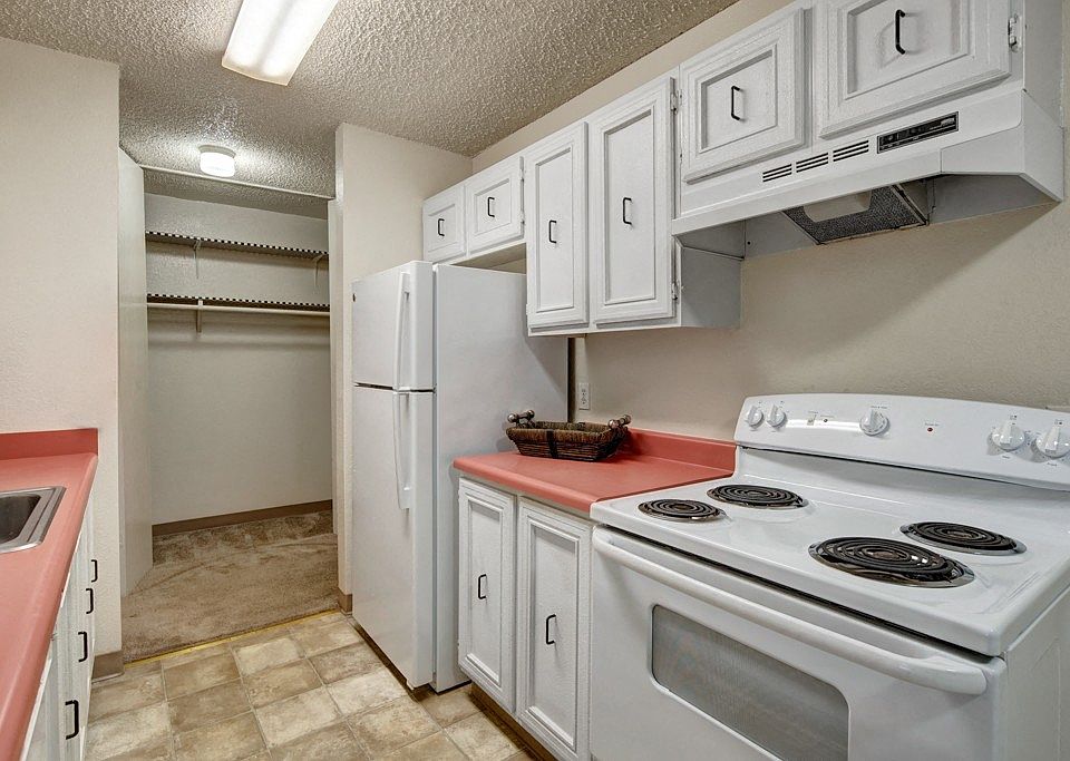 Quiet Creek Apartments - Kitchen