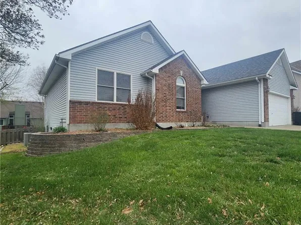 1402 Summit Crest Ct, Warrensburg, MO 64093