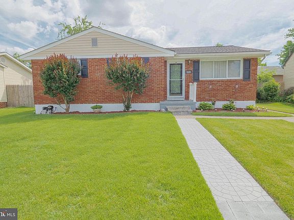 3rd image of 1121 Leonard Dr