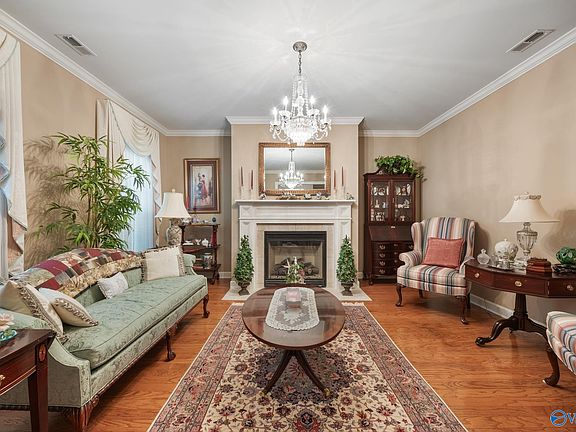 3rd image of 3126 Waterman Dr SE