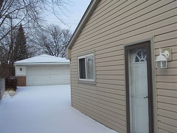 3rd image of 30714 Gladys Ave