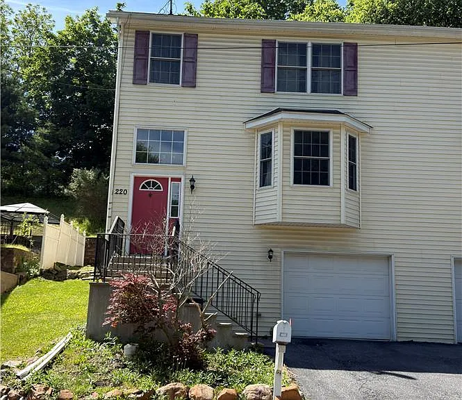 220 7th St — Photo 1