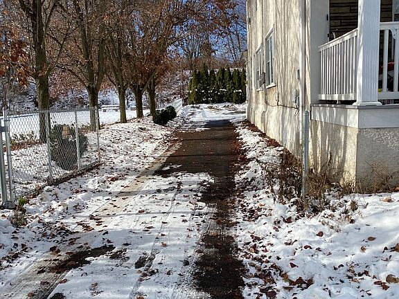 3rd image of 406 Railroad Ave #408