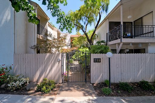 2nd image of 719 27th St APT 6