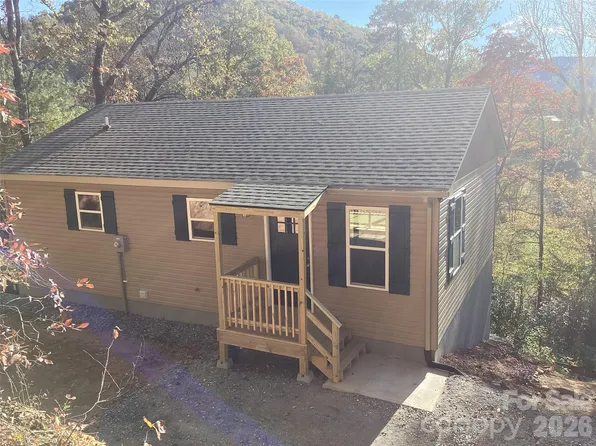 212 Brigsy Ln, Whittier, NC 28789