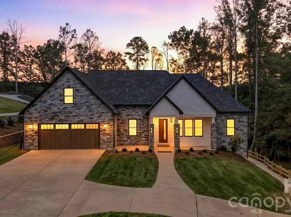 5764 Lake Pointe Dr, Hickory, NC 28630