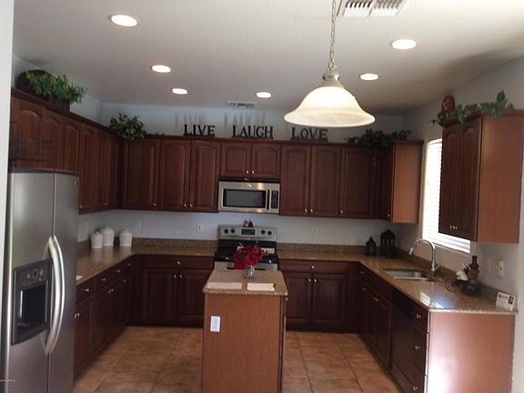 3rd image of 1031 E Saddleback Pl