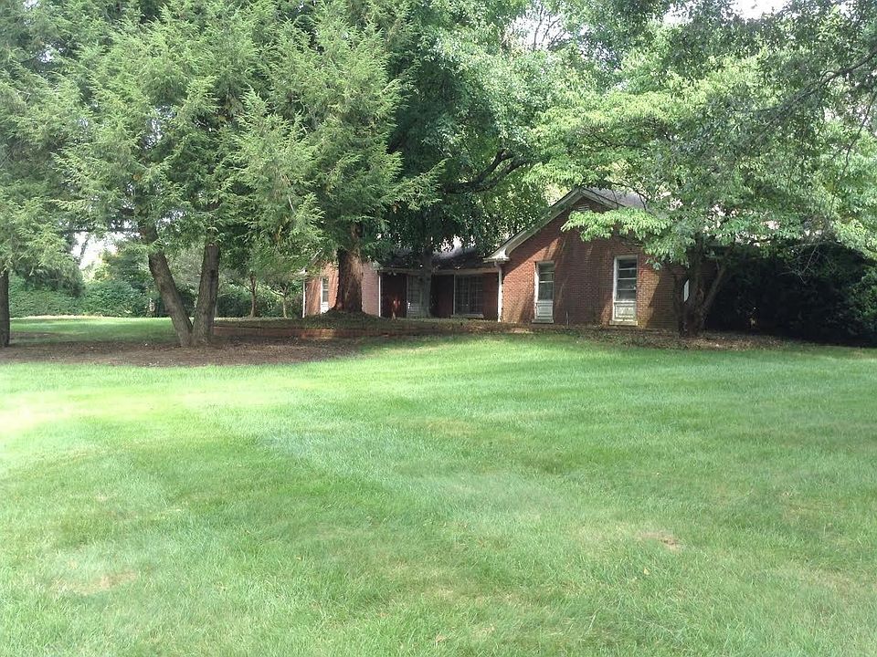 2nd image of 1847 Lakewood Dr