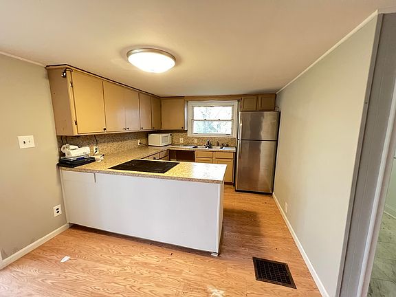 3rd image of 855 Parkwood Ave