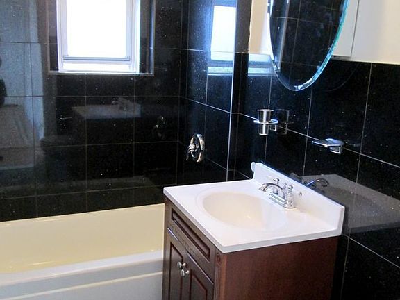 5th image of 225 W 11th St