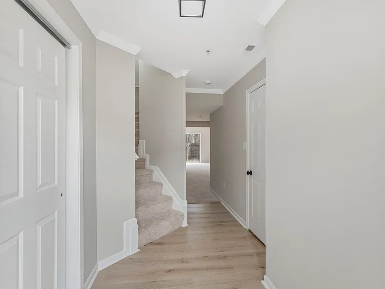946 Monet Dr — Photo 3