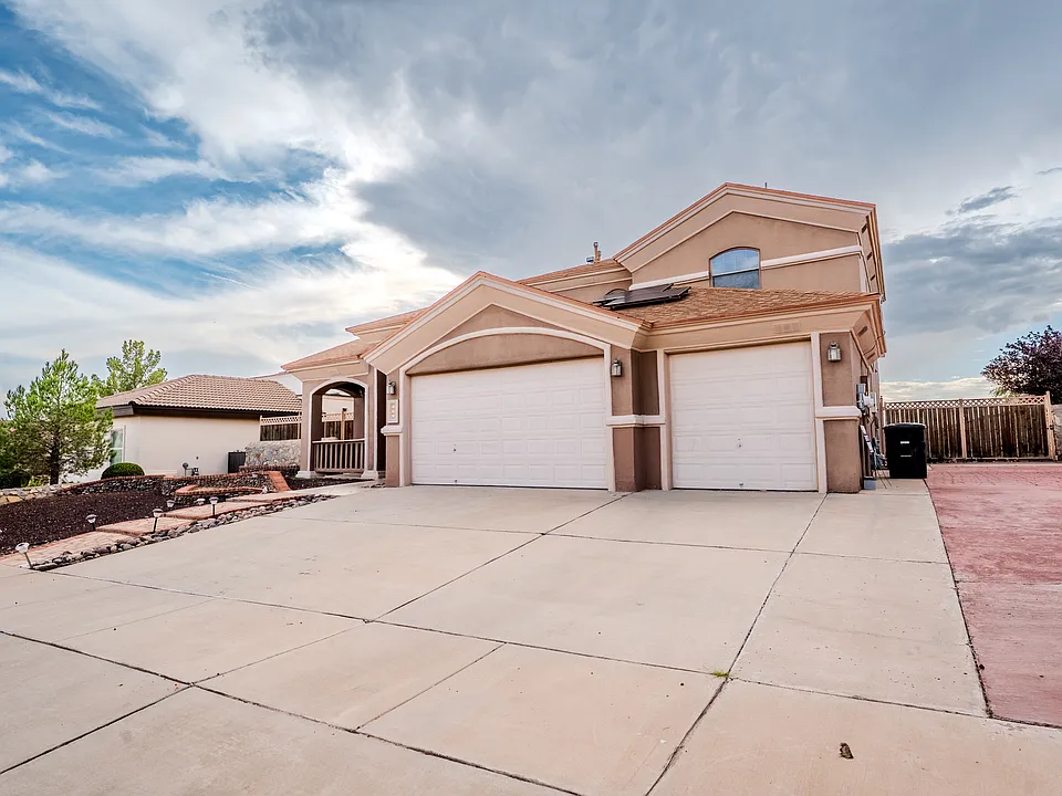 425 Emerald Shore Ln