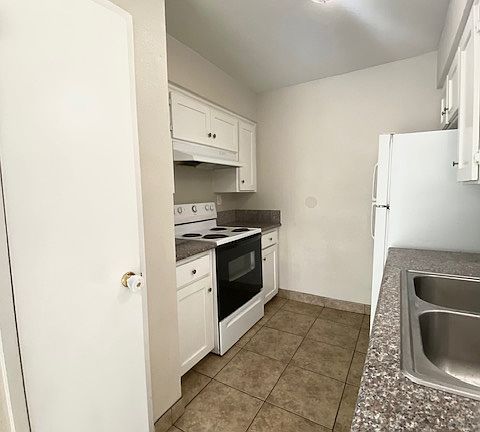 4th image of 2025 E Pontiac Way #6