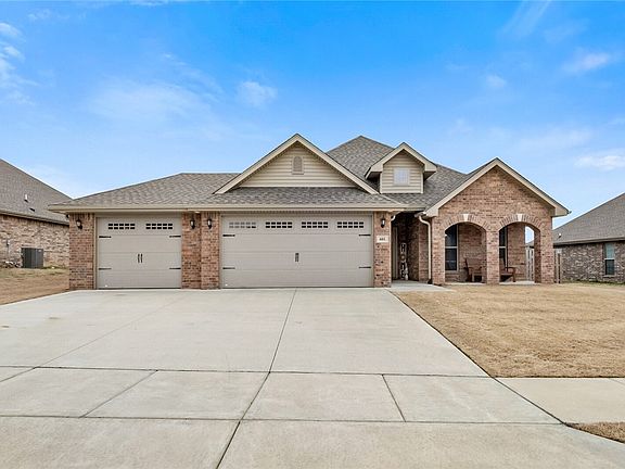 2nd image of 601 Melrose Pl