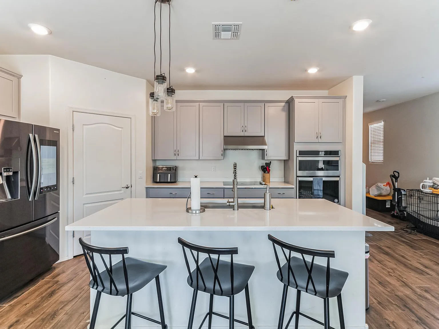 5 bed, 2467 sqft, $2,800 — Photo 3