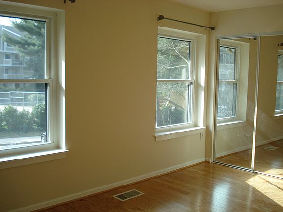 5th image of 9865 Bristol Square Ln