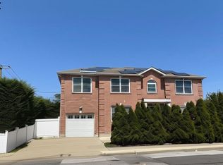 1068 Fulton St, Woodmere, NY 11598