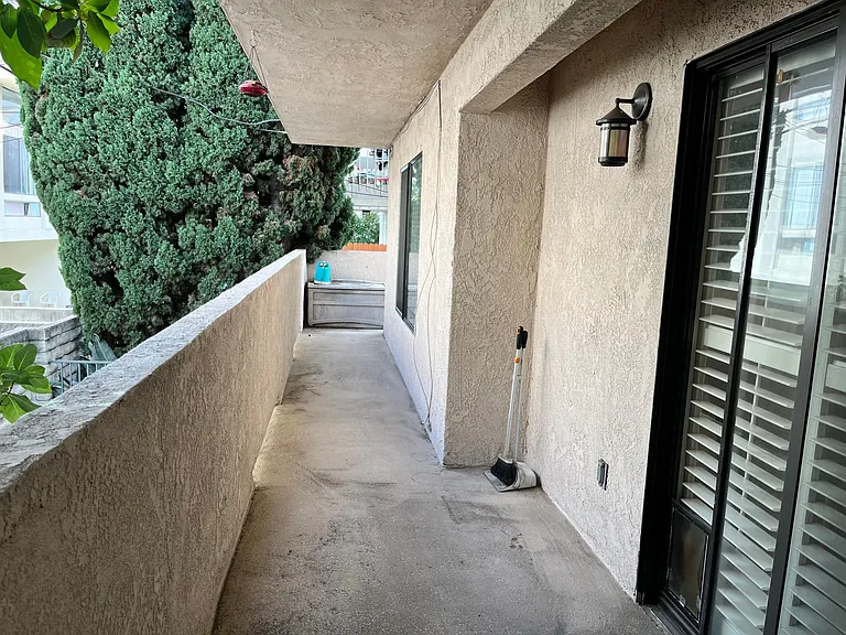 1910 Pelham Ave #4 — Photo 28