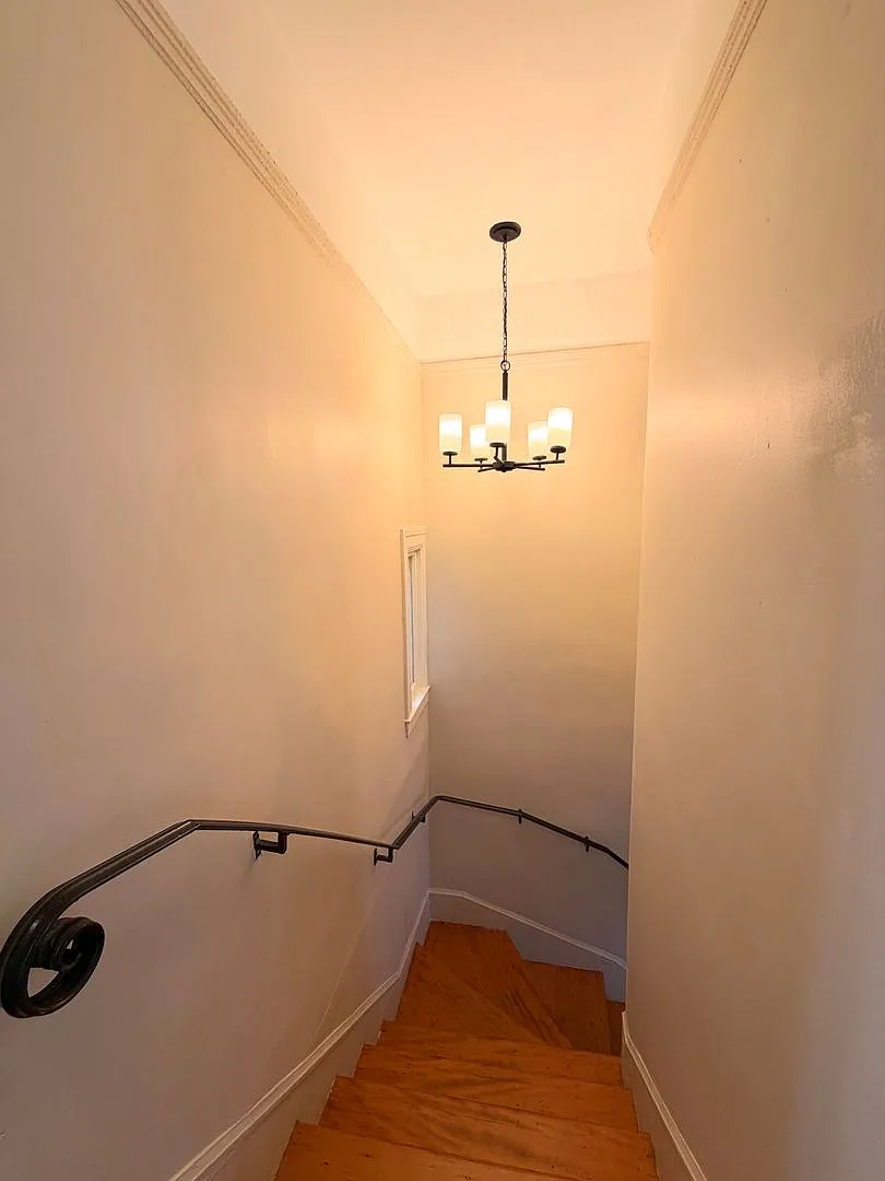Updated Large Bright 1250sf 2br/1ba/1gr Crocker Home Available Now — Photo 3
