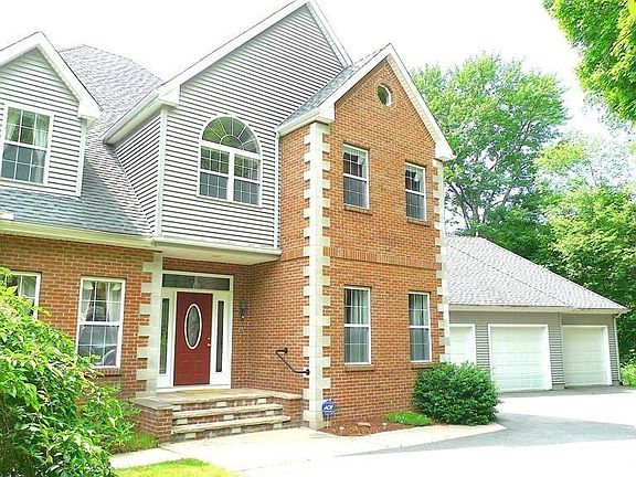 3rd image of 107 Blue Hills Rd