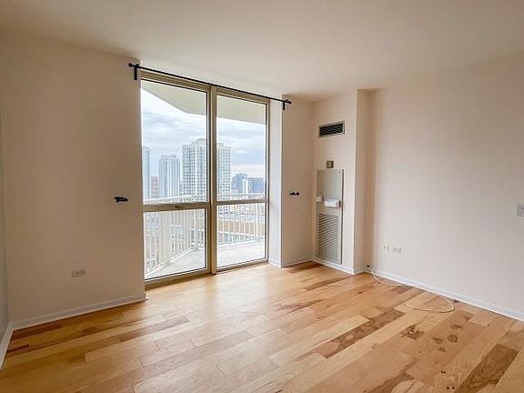 5th image of 645 N Kingsbury St APT 2404