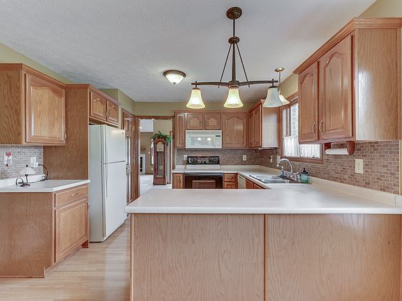 5th image of 103 Lois Marie Dr