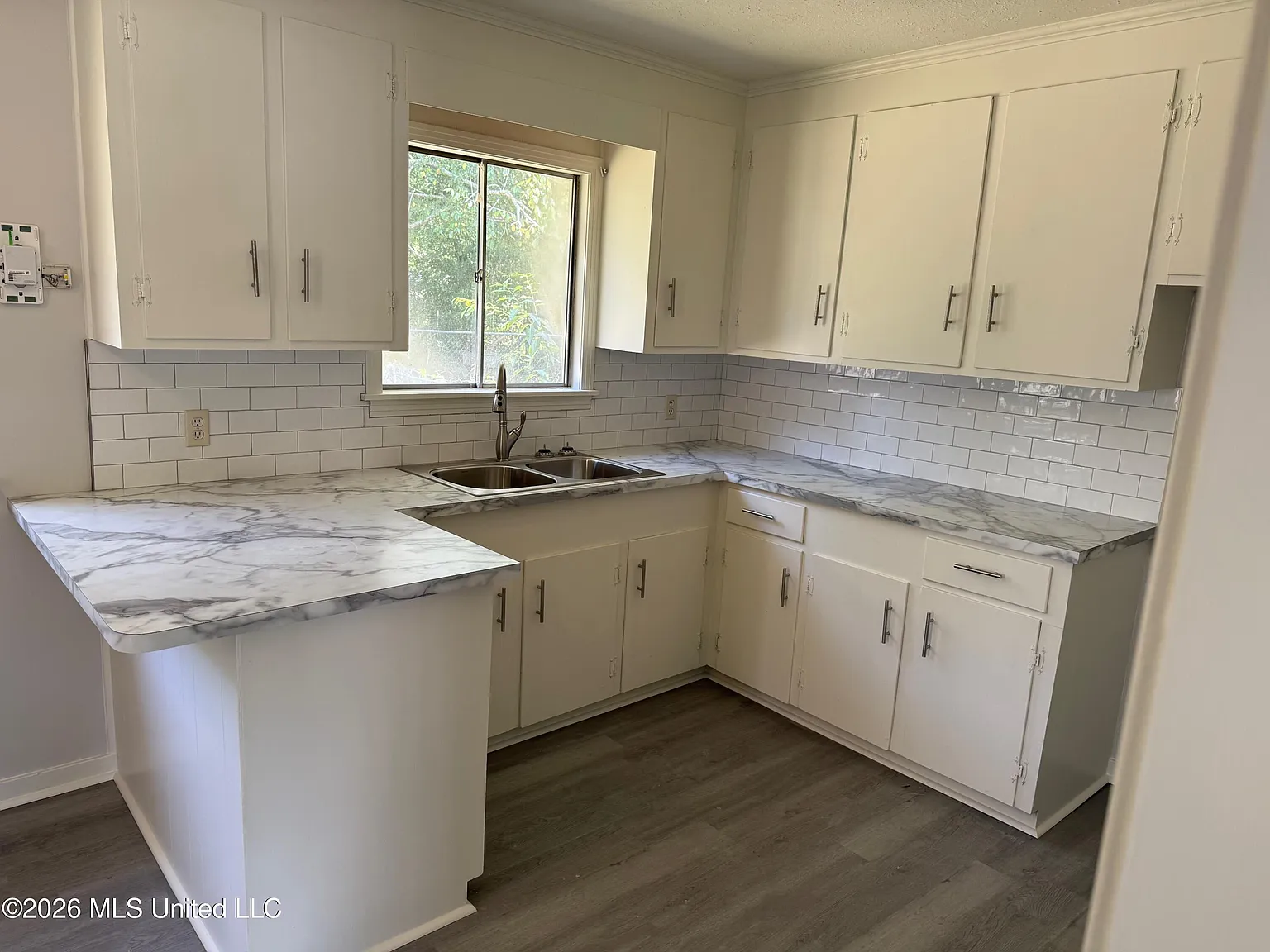 3 bed, 1.0 bath, 1054 sqft, $1,650 — Photo 3