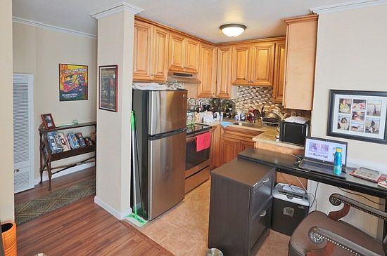4th image of 929 Oak St