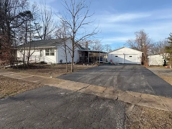 105 Benedict St, Benton, IL 62812