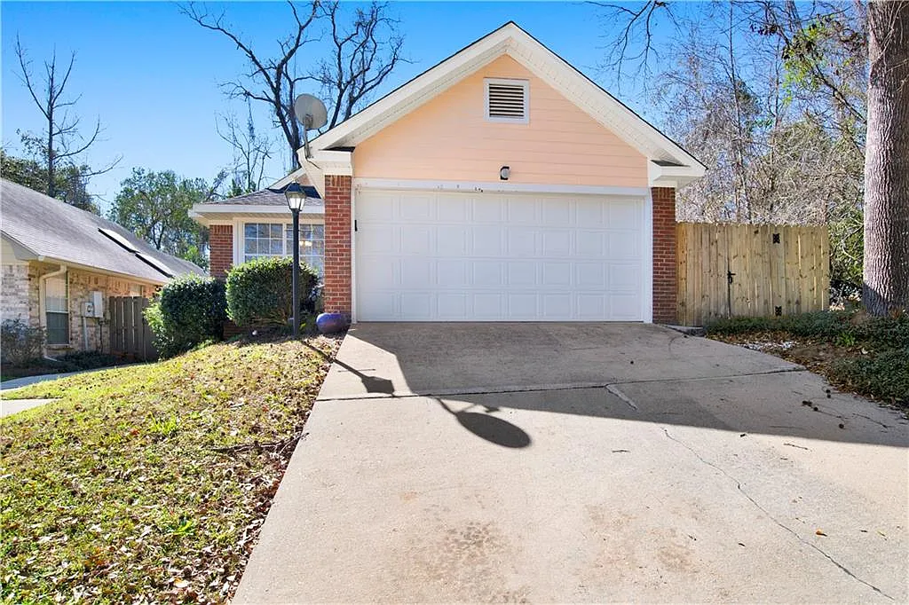 3 bed, 2.0 bath, 1360 sqft, $1,400 — Photo 1