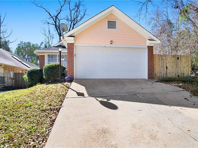 5631 Bentley Ln — Photo 1