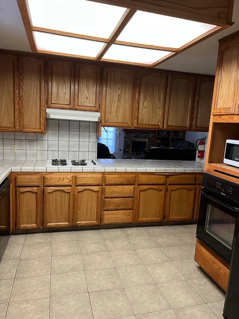 Nice 5 bedroom home with a large garage. — Photo 3
