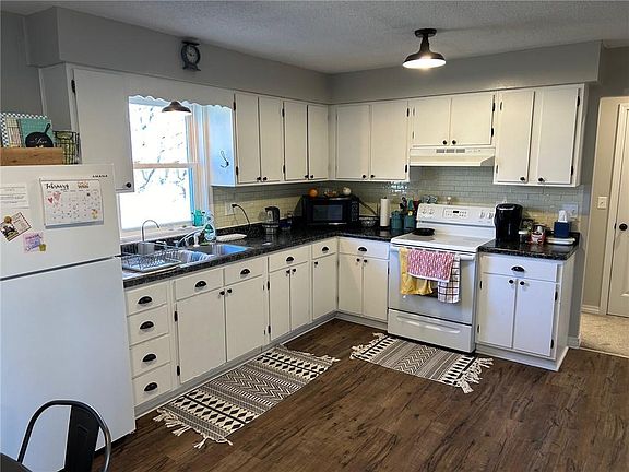 3rd image of 307 W Barrett Ave
