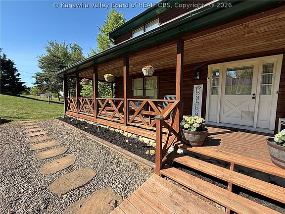 4th image of 157 Mountain Crest Ln