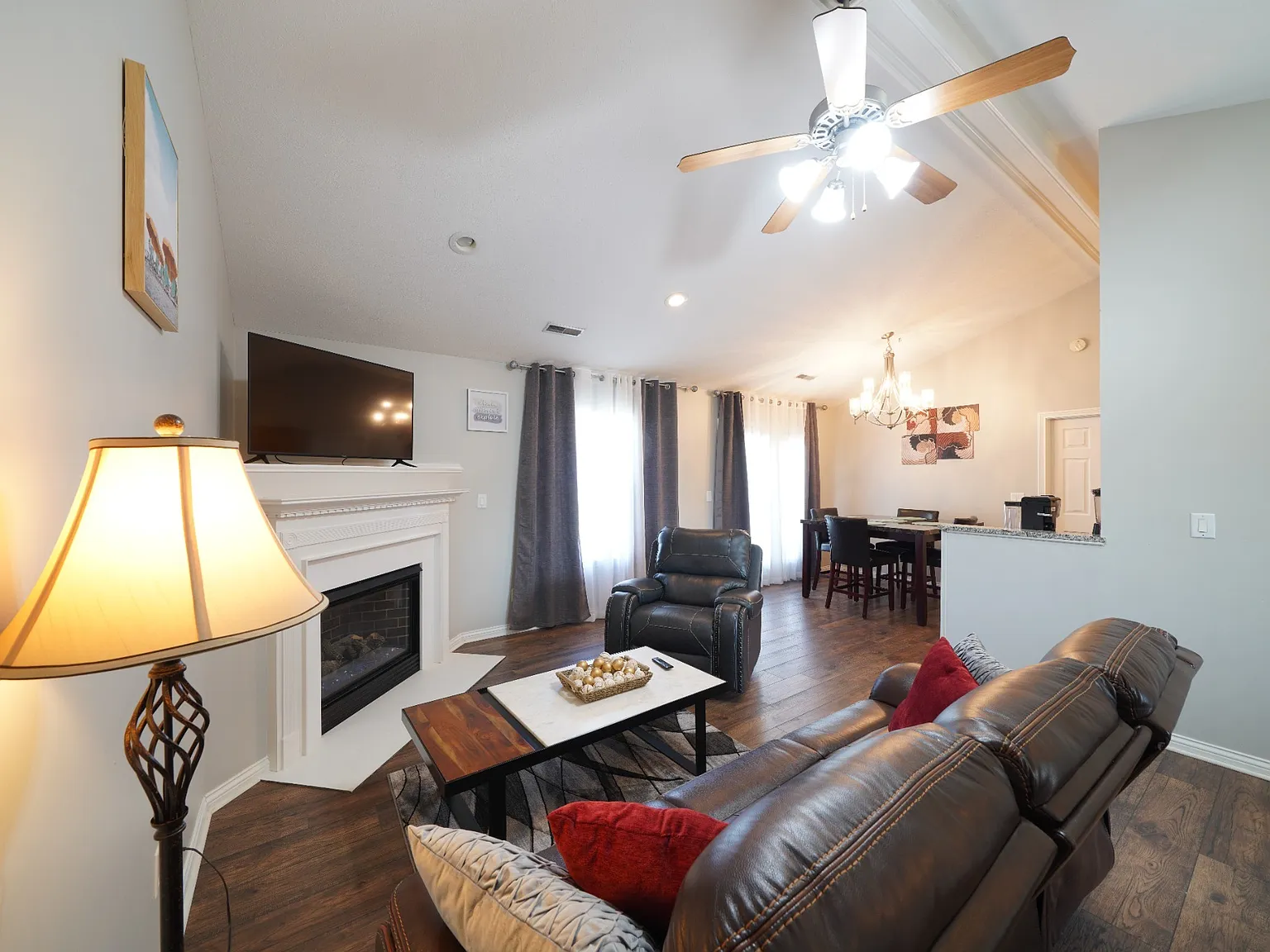 3 bed, 1300 sqft, $2,150 — Photo 2