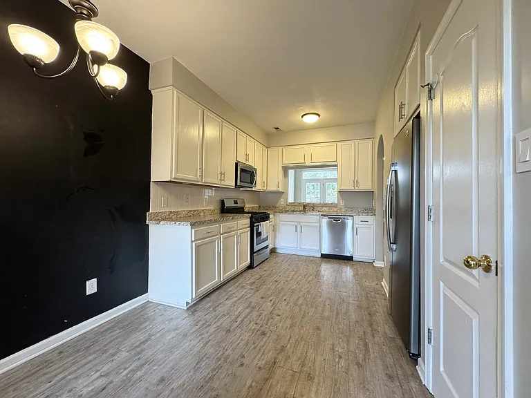 2309 Charing Cross Rd — Photo 11