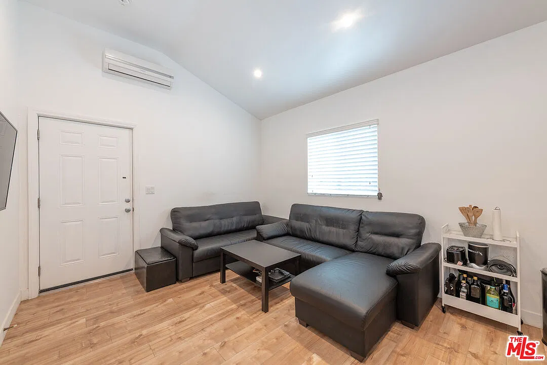 1 bed, 1.0 bath, 500 sqft, $2,000 — Photo 3